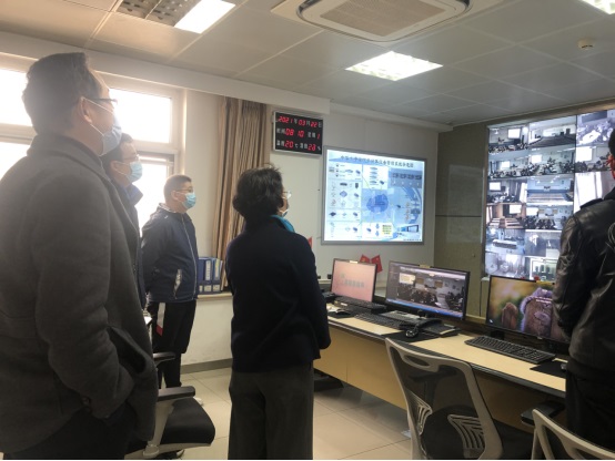 線下教學首日王練副校長帶隊巡視教學情況