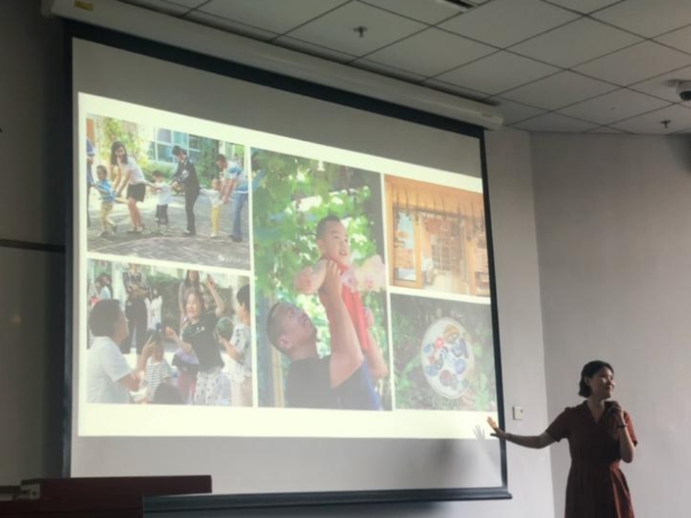 墻上貼了許多照片

描述已自動生成