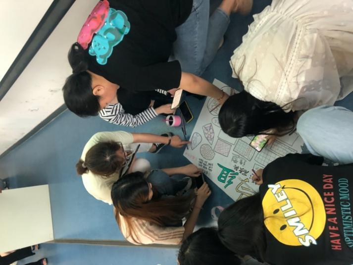 人和狗躺在地上

中度可信度描述已自動生成